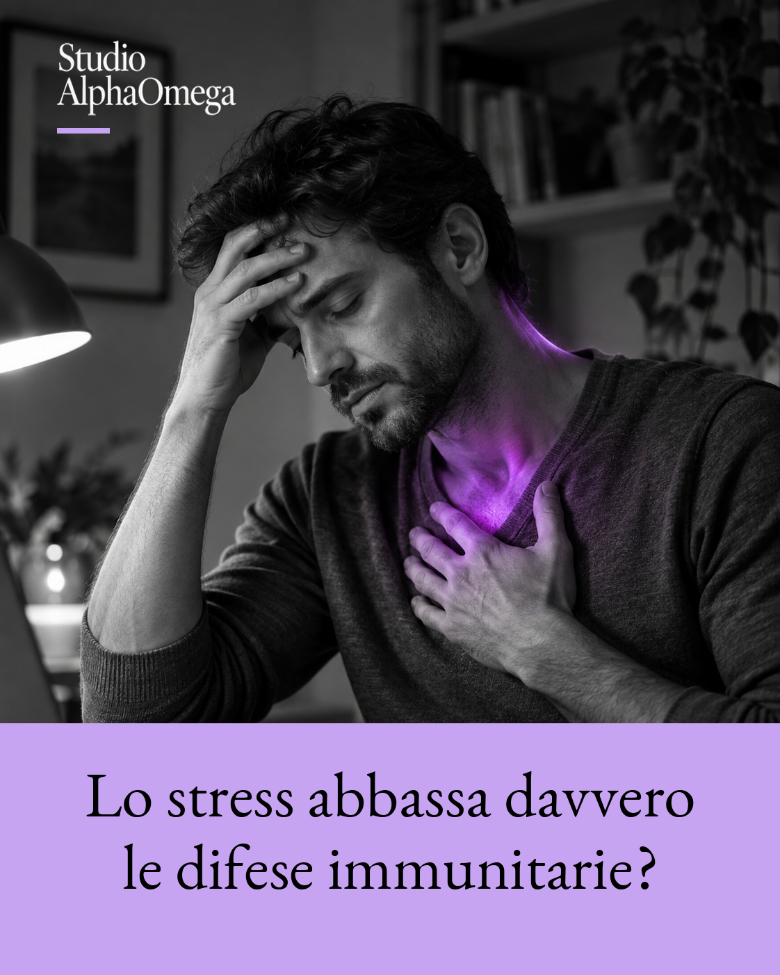 Uomo affaticato alla scrivania con effetto illustrativo viola localizzato tra nuca e parte alta del torace.