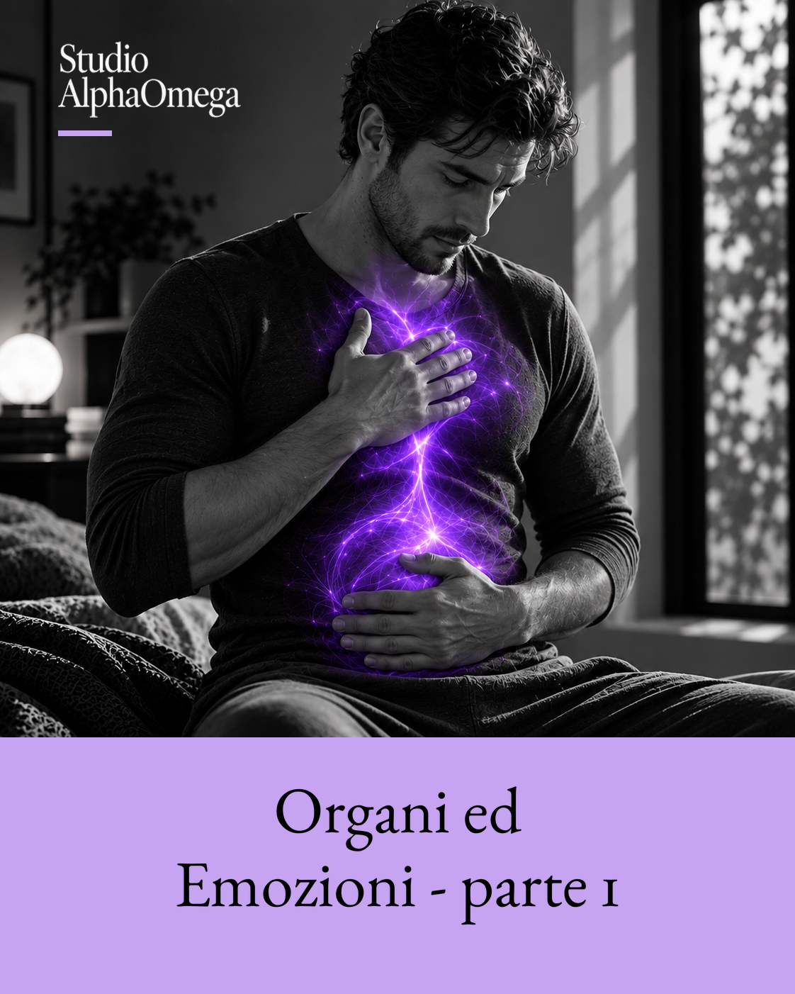 Uomo seduto con una mano sul torace e una sull’addome, con effetto illustrativo viola localizzato tra torace e addome.