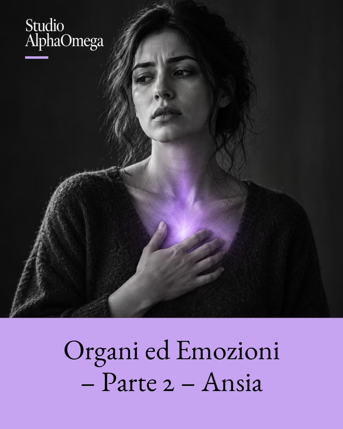Ritratto di una donna con una mano sul torace e neon viola localizzato nella regione centrale del petto.