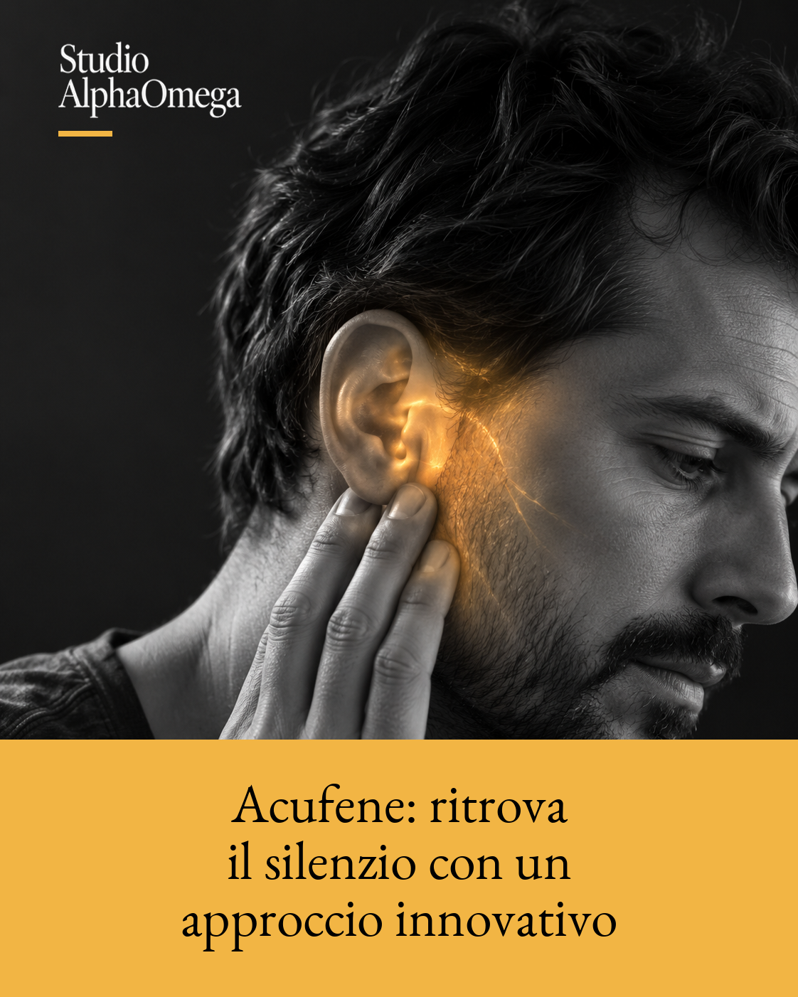 Primo piano laterale di un uomo con una mano vicino all’orecchio e dettaglio dorato localizzato nella regione auricolare e temporale.