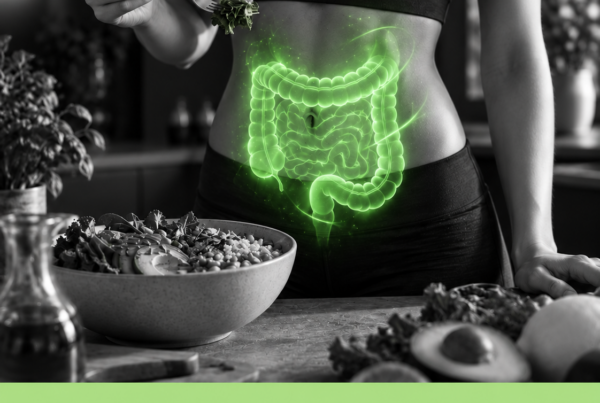 Immagine editoriale in bianco e nero con accento verde sull’apparato digerente e sugli alimenti, dedicata al rapporto tra alimentazione e salute intestinale.