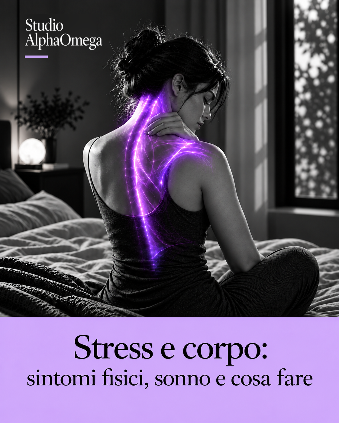 Donna seduta in bianco e nero con accento viola su collo e spalla, immagine editoriale sul rapporto tra stress, tensione fisica e sonno.