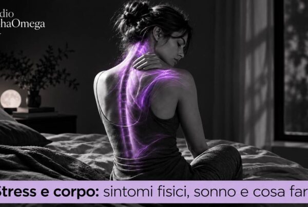 Donna con tensione a collo e schiena, con accenti viola che rappresentano la relazione tra stress e sintomi fisici.