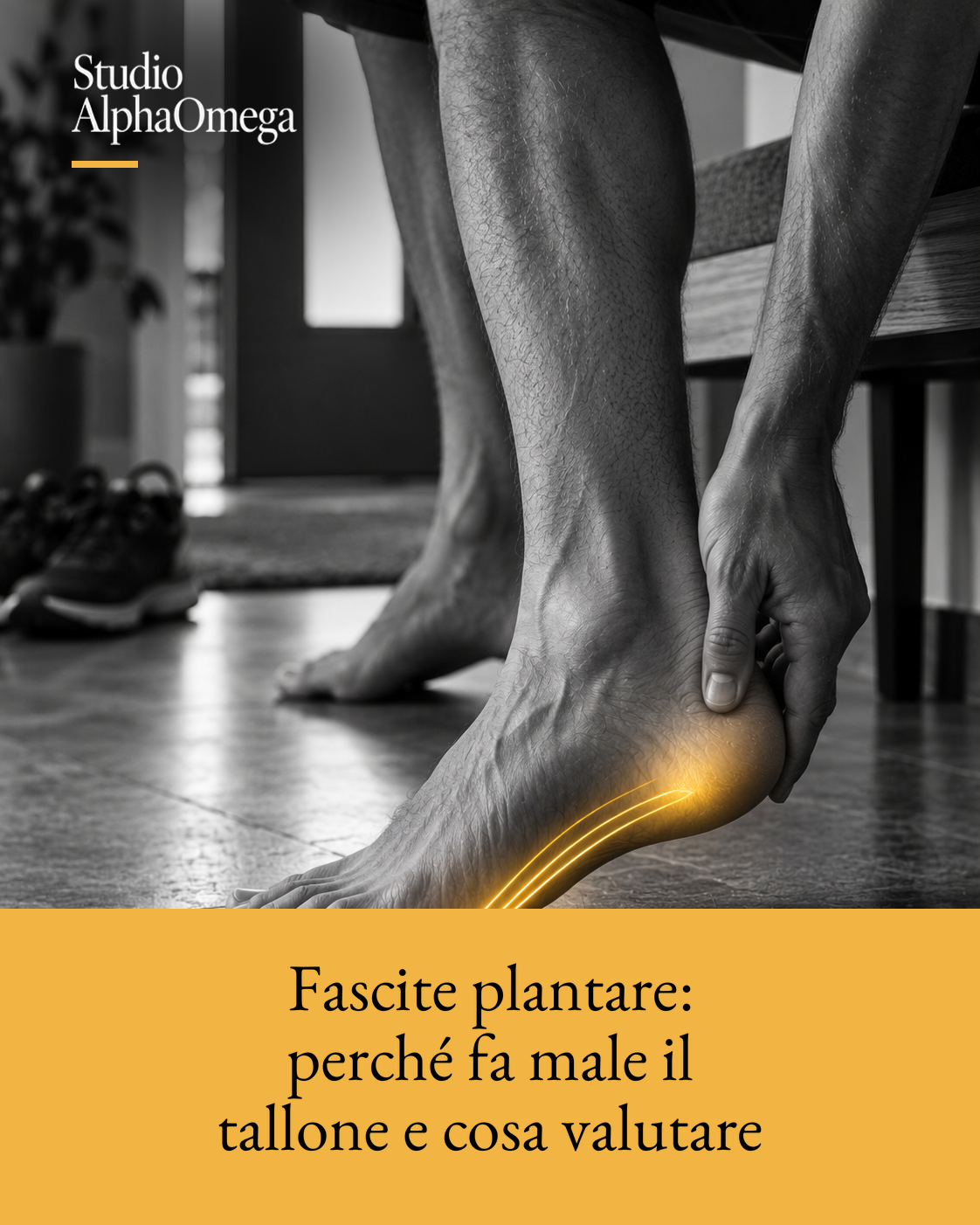 Piede nudo con una mano sul tallone e un effetto illustrativo dorato localizzato lungo la pianta del piede.