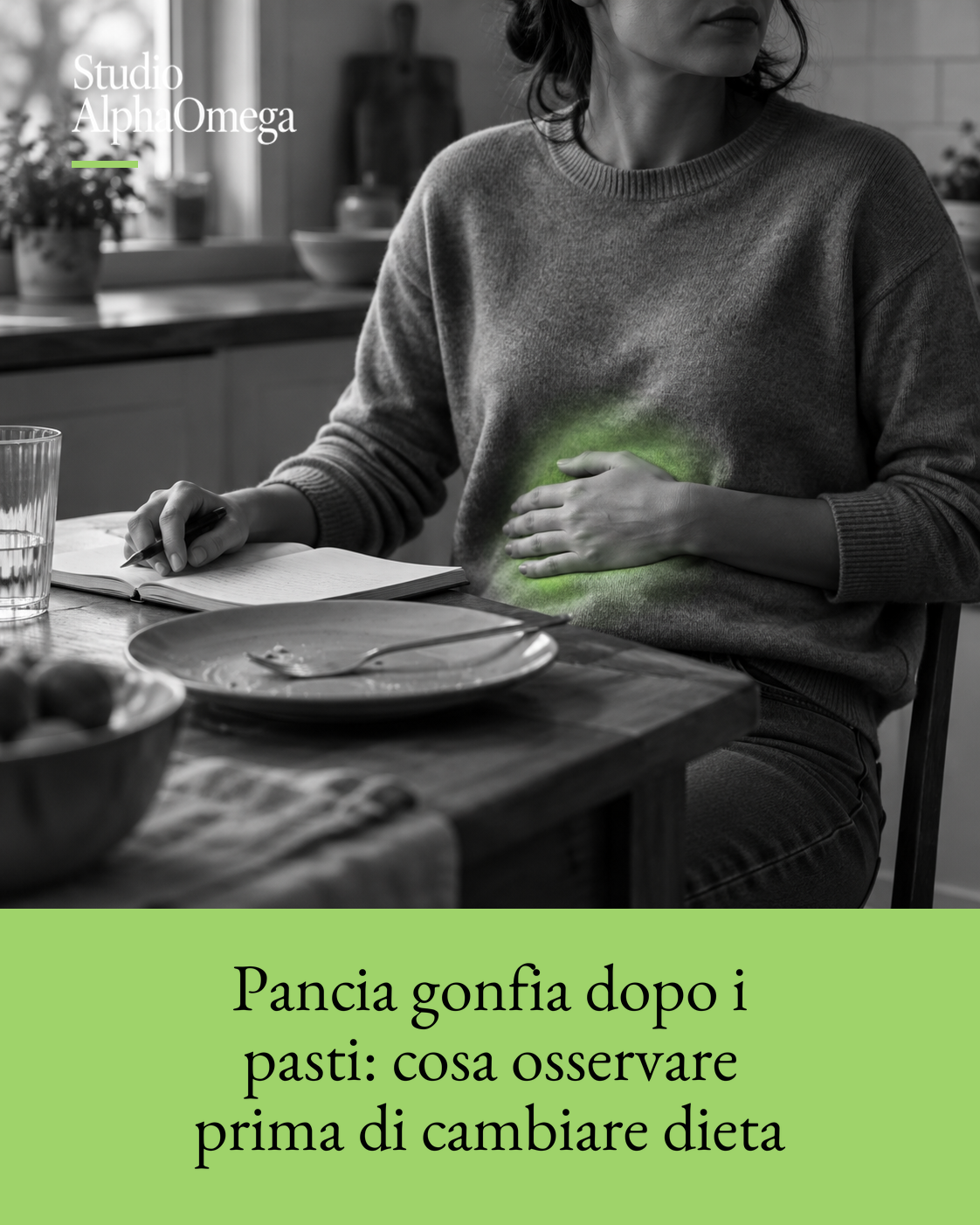 Persona seduta al tavolo dopo un pasto, con una mano sull’addome, taccuino aperto ed effetto neon verde illustrativo localizzato sulla pancia.